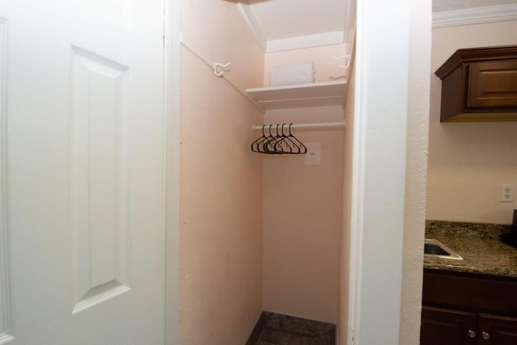 Located By The Beach 1 Bedroom With Parking And Pool 클리어워터 외부 사진