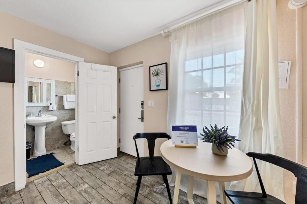 Located By The Beach 1 Bedroom With Parking And Pool 클리어워터 외부 사진