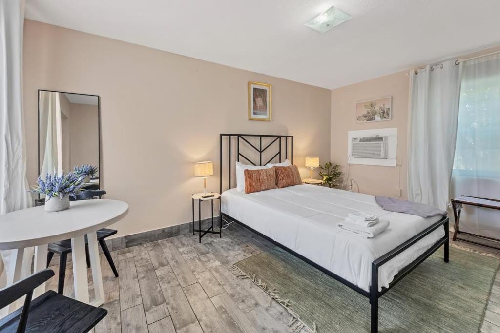 Located By The Beach 1 Bedroom With Parking And Pool 클리어워터 외부 사진