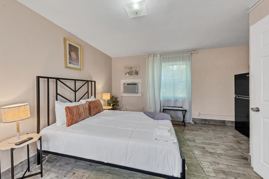 Located By The Beach 1 Bedroom With Parking And Pool 클리어워터 외부 사진