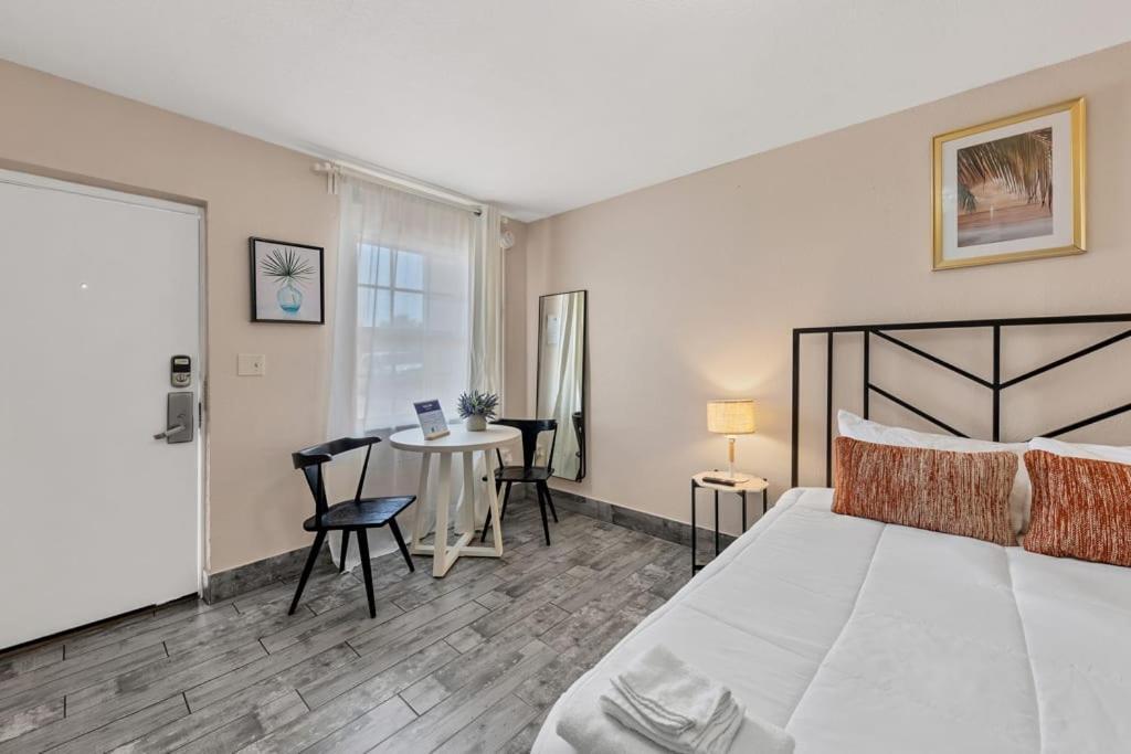 Located By The Beach 1 Bedroom With Parking And Pool 클리어워터 외부 사진