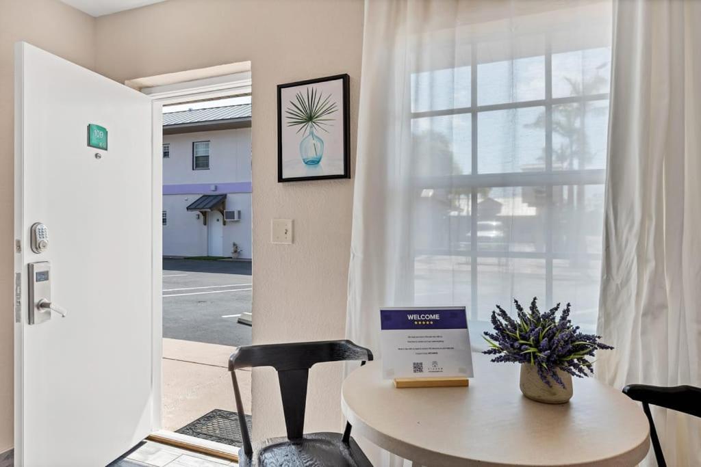 Located By The Beach 1 Bedroom With Parking And Pool 클리어워터 외부 사진