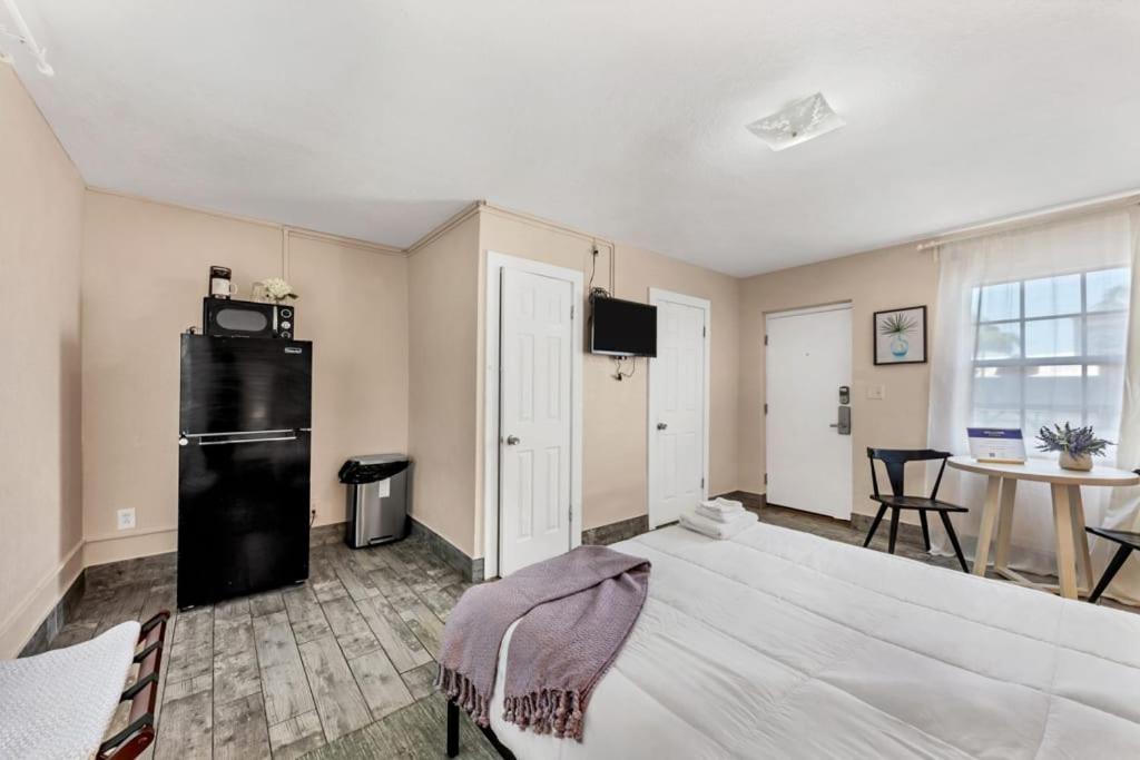 Located By The Beach 1 Bedroom With Parking And Pool 클리어워터 외부 사진